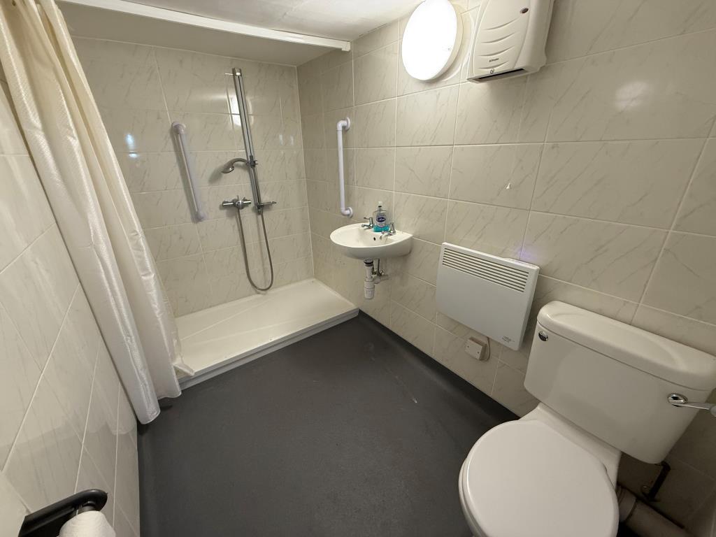 Lot: 115 - END-TERRACE HOUSE FOR REPAIR - Shower room with W.C.
